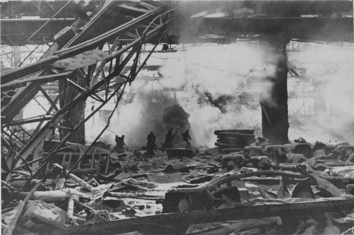 Советские солдаты в бою в разрушенном цехе завода «Красный октябрь» в Сталинграде. Январь 1943 г.