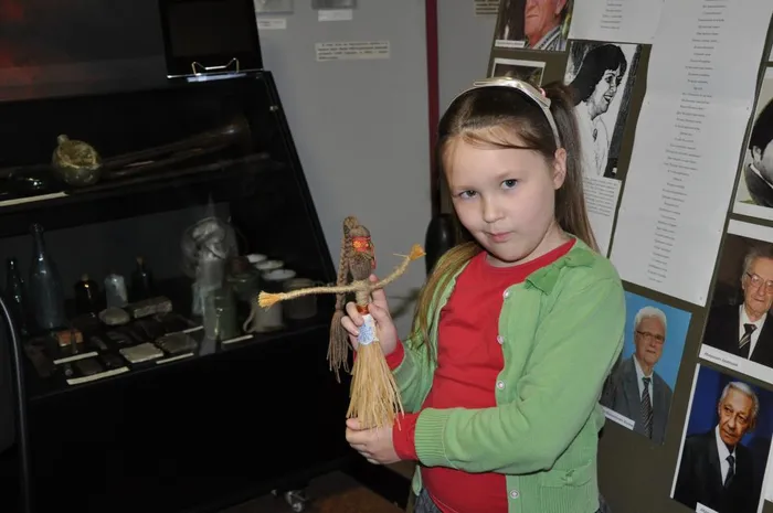 Ребёнок с готовой куклой.