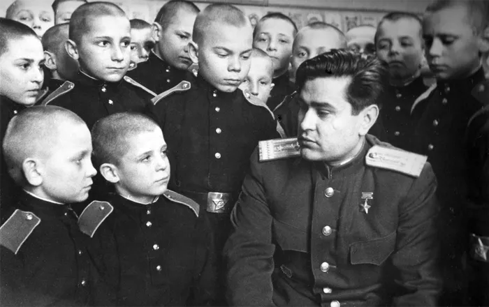 Встреча с А.П.Маресьевым суворовцев КиевскогоСВУ