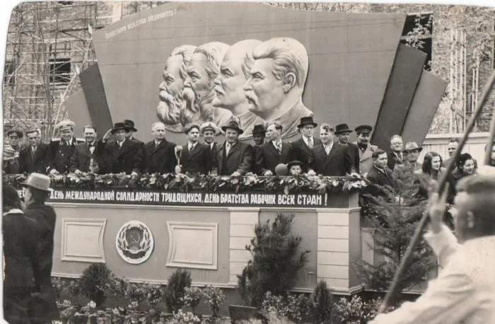 1 мая 1955 года К Маркса возле строящегося горкома