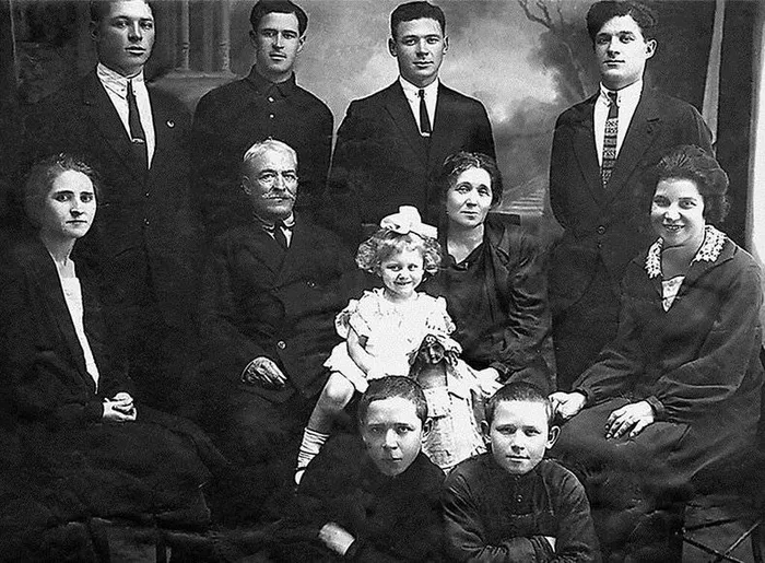 1506690755_pavel-georgiy-vladimir-i-konstantin-sleva-napravo-nizu-mladshie-aleksandr-i-valentin