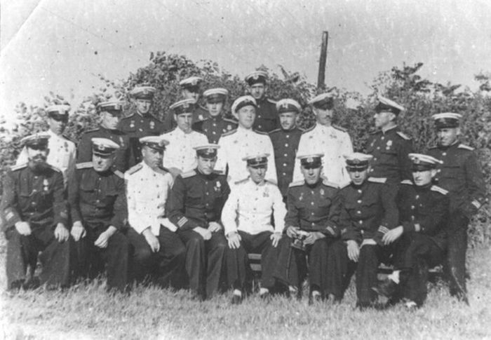 Офицерский состав 2-го дивизиона подлодок ЧФ Грешилов в 1м ряду слева