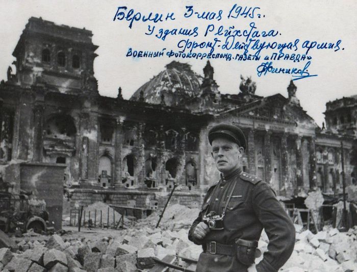 Военный фотокорреспондент газеты «Правда» гвардии капитан Николай Фиников, 3 мая 1945 года. Берлин. У здания Рейхстага.