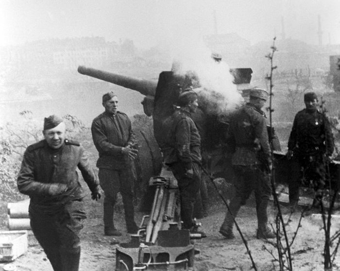 22 апреля 1945 Советская гаубица ведёт огонь по рейхстагу