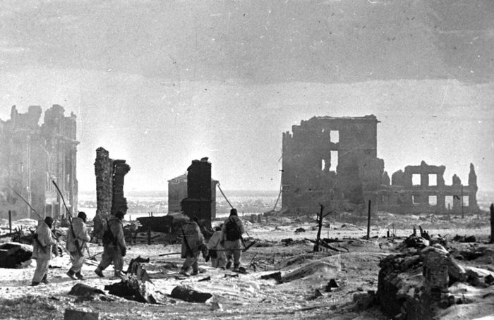 Советские саперы проходят по разрушенному заснеженному Сталинграду. 1943 г.