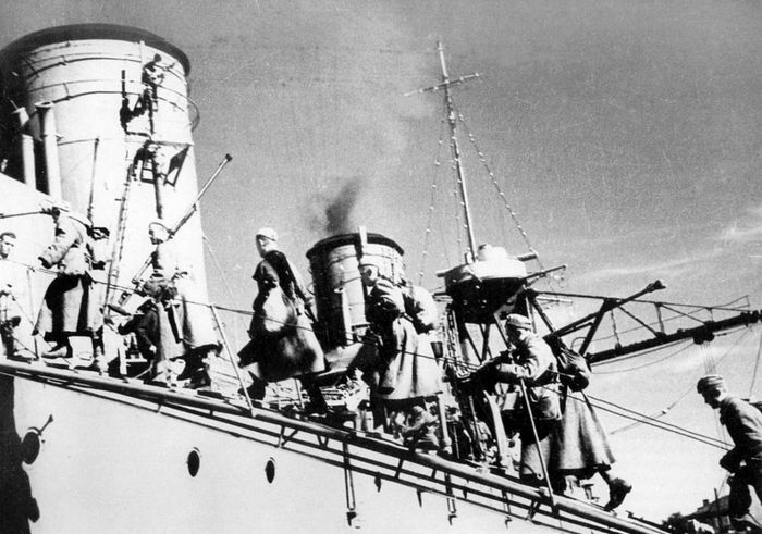 На борт Красного Кавказа поднимаются бойцы маршевого подкрепление для Севастополя, декабрь 1941 г