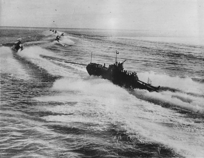 Советские торпедные катера ЧФ с десантов выходят из базы